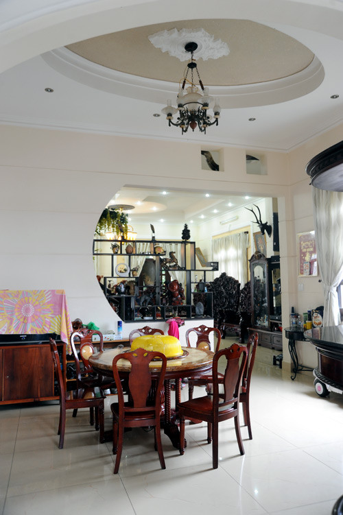 Bước qua cửa nhà là khu quầy rượu, tiếp đến là gian bếp mở thông với bàn ăn xoay.