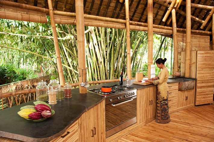 Căn bếp vừa hiện đại vừa toát lên vẻ sang trọng nhưng vẫn gần gũi với thiên nhiên.