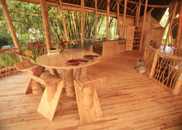 Chỉ bằng chất liệu bằng tre nhưng kiến trúc sư dùng nhiều hình thức khác nhau khiến ngôi nhà có vẻ đẹp tinh tế.