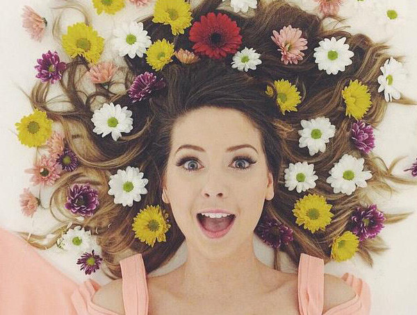 Với các hướng dẫn làm đẹp trên Youtube, Zoella trở nên nổi tiếng khắp thế giới. Giờ đây, bất cứ video nào của cô được đăng tải đều thu hút hàng triệu lượt xem.