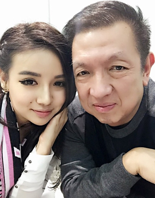 Kim Lim cũng không hề kém cạnh người bạn thân của mình khi là con gái của tỷ phú Peter Lim – thương nhân và nhà đầu tư từng được tạp chí Forbes xếp thứ 9 trong top 50 người giàu nhất Singapore năm 2014 với tài sản trị giá 2,5 tỷ USD.
