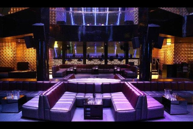 9. People by Crystal: Tọa lạc tại hai tầng cao nhất của Raffles Dubai với tầm nhìn bao quát toàn thành phố, nơi đây luôn nằm trong top những địa điểm hút khách nhất Dubai.