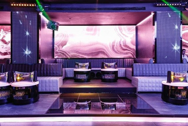 10. Movida: Hộp đêm đến từ London này là địa điểm ưa thích của nhiều người nổi tiếng như Kate Moss và Jay Z. Movida vừa được thiết kế lại với nội thất màu tím và ghế lớn phủ nhung.