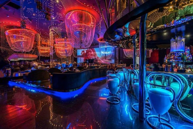 6. Cavalli Club: Hộp đêm này được thiết kế bởi bậc thầy thời trang Roberto Cavalli. Mọi chi tiết ở đây đều hào nhoáng, trong đó không thể không kể đến bộ đèn chùm đính 356.000 viên pha lê Swarovski.