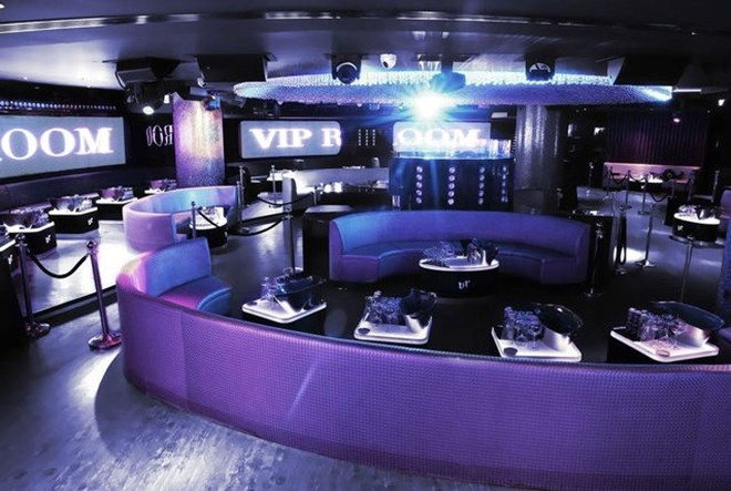 1. VIP Room: Cũng như tên gọi, hộp đêm xa xỉ này thu hút du khách bởi nội thất lộng lẫy với màu đen chủ đạo. Nó tọa lạc tại khách sạn cao nhất thế giới - JW Marriott Marquis Dubai.