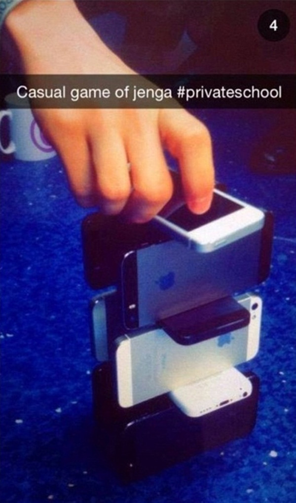 Dùng iPhone để chơi xếp hình.