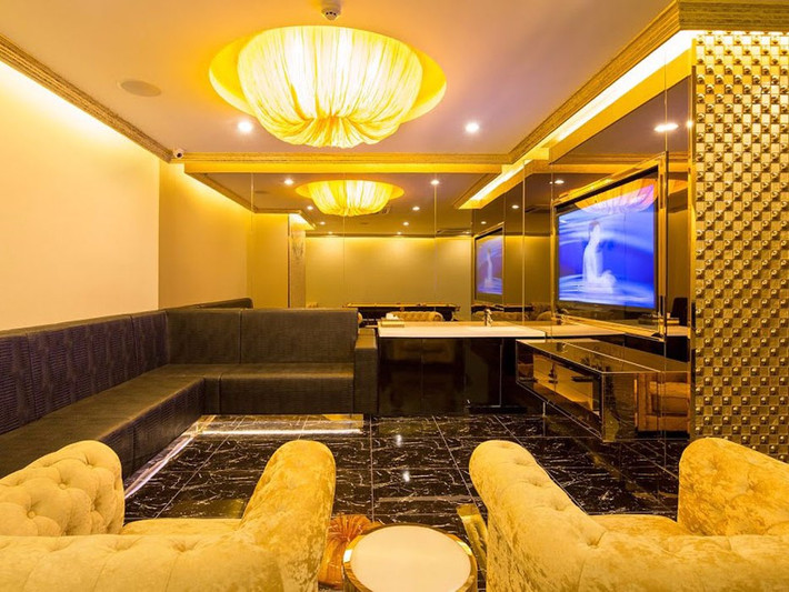 Trong phòng chờ, thành viên có thể hát karaoke, thư giãn ở bể bơi, và thưởng thức dịch vụ ăn uống.