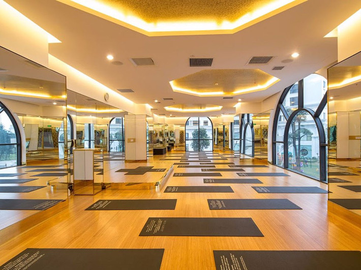Để tham gia trung tâm thể dục này, bạn phải trả hết phí cho một năm. Trung tâm này có 24 cơ sở tại Việt Nam và phí thành viên dao động từ 8.000-24.000 USD/năm tùy vào lợi ích mà thành viên được hưởng.