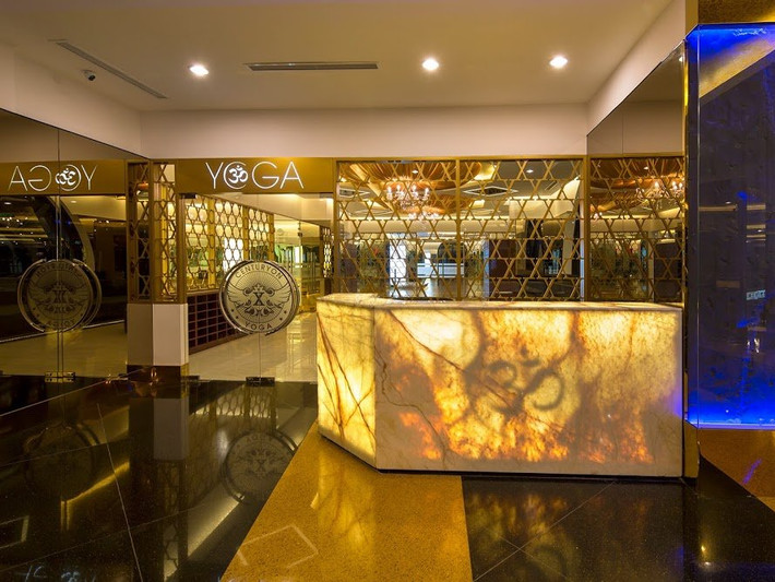 Trung tâm thể dục thẩm mỹ dát vàng sang trọng Centurion được điều hành bởi một công ty gọi là California Management Group.