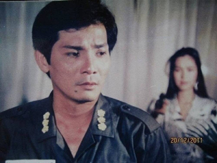 Nghệ sĩ Thương Tín sinh năm 1956, được biết đến với những vai diễn nổi tiếng thời kỳ 1980-1990 với gia tài gần 200 bộ phim như Săn bắt cướp, Biệt động Sài Gòn, Chiến trường chia nửa vầng trăng, Ván bài lật ngửa,... Đặc biệt vai diễn trong Biệt động Sài Gòn của Thương Tín để lại nhiều dấu ấn sâu đậm trong lòng khán giả.