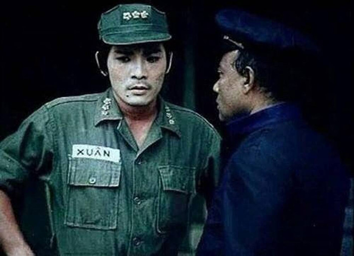 Thương Tín thời trẻ có chút phong trần và bụi bặm. Phong cách này của Thương Tín được rất nhiều người yêu mến, không những thế có khán giả có xé áo của ông làm kỉ niệm.