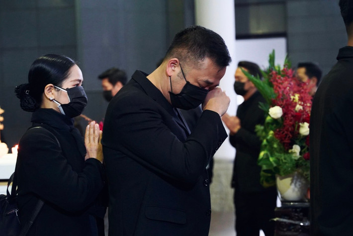 "Những ngày của tháng 12/2020, Dũng đau đớn trong người lắm nhưng vẫn cố gắng. Hình như bạn linh cảm cuộc chia tay không hẹn trước hay sao ấy. Giờ nghĩ lại khoảng thời gian dày đặc kín lịch mà bạn tham gia mấy dự án như thể bạn đang chạy đua cùng thời gian. Những lúc không quay, mọi người lại xoa bóp để bạn đỡ đau. Đạo diễn Trịnh Lê Phong và cả đoàn chốc chốc lại gặng hỏi bạn có cần nghỉ không. Nhưng bạn vẫn cười và bảo 'không sao, cứ làm đi'", NSƯT Minh Vượng nhớ về đồng nghiệp.
