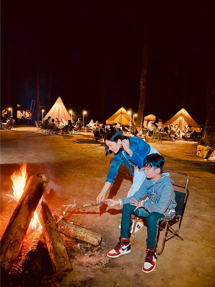 "Lần này, mẹ con mình trải nghiệm sự hoang sơ tuyệt đẹp đúng nghĩa. Nhìn con, mẹ giật mình, con lớn thật rồi. Yêu con, cậu bé thiện lành", Lệ Quyên bày tỏ.