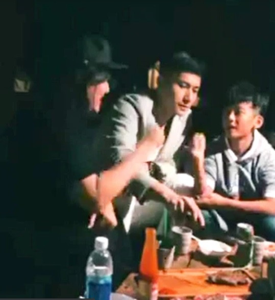 Đặc biệt, khoảnh khắc Lâm Bảo Châu thân thiết bên con trai của Lệ Quyên khiến nhiều người thích thú. Điều này chứng tỏ mối quan hệ của con trai và "tình trẻ" của Lệ Quyên rất tốt đẹp.