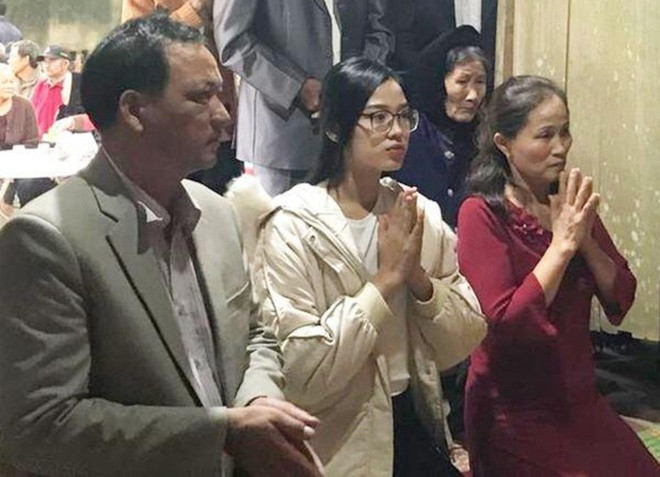 Trước đó, sau khi đăng quang không lâu, gương mặt không son phấn của Đỗ Thị Hà cũng từng gây chú ý khi hình ảnh cô xuất hiện ở quê nhà được đăng tải lên mạng. Trong hình, người đẹp sinh năm 2001 không trang điểm, để tóc xõa và đeo kính cận. Nhiều ý kiến cho rằng Đỗ Thị Hà trông còn xinh đẹp hơn cả khi trang điểm kỹ lưỡng.