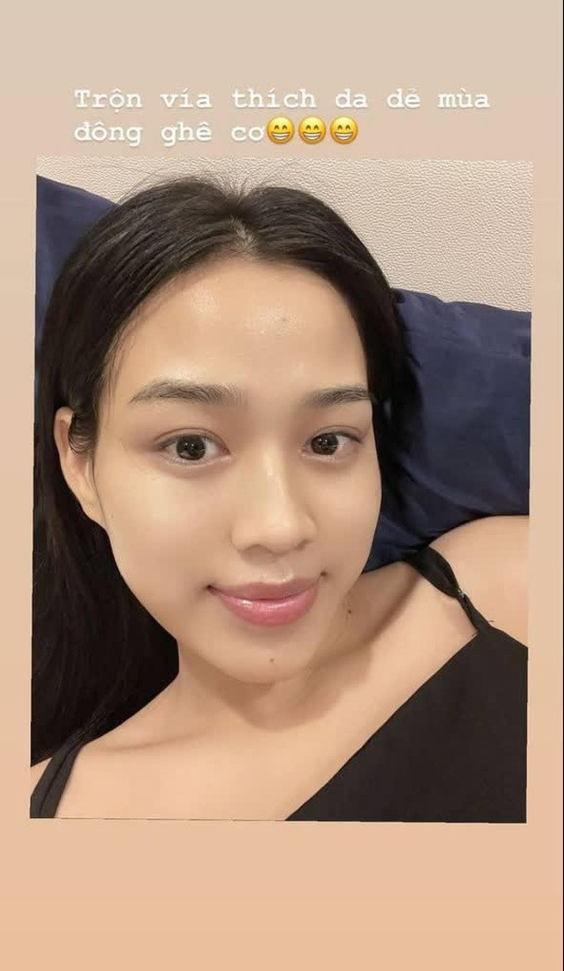 Người đẹp Thanh Hóa chụp hình sau khi thực hiện các bước dưỡng da buổi tối. Làn da mịn màng, trắng hồng của cô nhận được lời khen của khán giả.