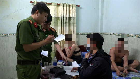Triệt xóa ổ chứa có lượt khách đến mua dâm “khủng”: Cơ quan CSĐT Công an TP Quy Nhơn (Bình Định) vừa khởi tố 4 đối tượng, gồm Nguyễn Văn Thìn (SN 1988, quê Phú Yên), Hoàng Thị Tế (SN 1992, Hà Giang), Nguyễn Thị Hồng Liên (SN 1998, Khánh Hòa) và Võ Hoàng Luật (SN 1989, Phú Yên) về hành vi chứa chấp mại dâm. Đêm 12/6, cảnh sát kiểm tra nhà nghỉ Hoàng An (phường Ngô Mây) do Thìn làm chủ đã bắt quả tang 3 cặp nam nữ mua bán dâm. Đáng chú ý, tính riêng ngày 12/6, tức thời điểm lực lượng chức năng bắt quả tang, nhóm của Thìn đã nhận 32 lượt khách đến nhà nghỉ mua dâm.