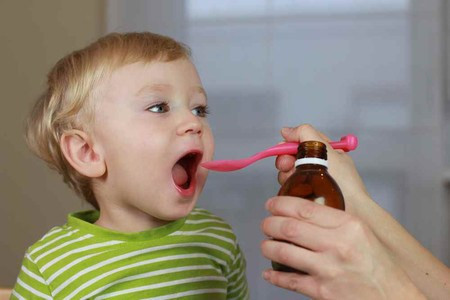 Không sử dụng siro ho, siro cùng sữa bò hoặc sử dụng trước khi cho trẻ bú vì có thể khiến chất sắt không hòa tan, cản trở sự hấp thụ sắt ở trẻ.