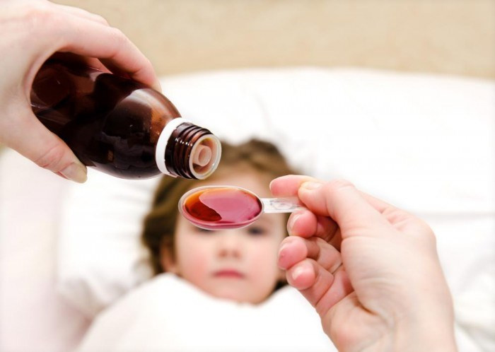 Cha mẹ nên cẩn thận chọn thuốc ho, siro các loại cho con và làm theo lời khuyên của bác sỹ. Tránh cho bé uống siro hoặc các loại thuốc siro ho chứa codein vì loại này chỉ dành cho người lớn trên 18 tuổi.