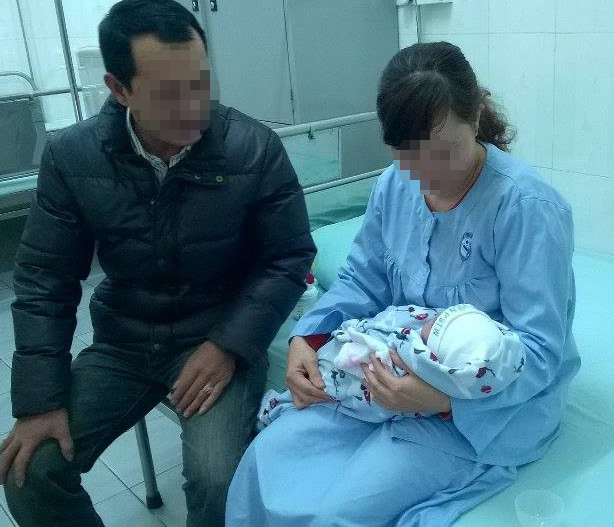 Trước đó, lúc hơn 7h sáng nay, tại Bệnh viện Phụ sản Trung ương, Thứ trưởng Bộ Y tế Nguyễn Viết Tiến, Giám đốc Trung tâm Hỗ trợ sinh sản quốc gia đã trực tiếp thực hiện ca mổ đẻ, đón bé gái đầu tiên ra đời nhờ phương pháp mang thai hộ. Cháu bé được đặt tên là Đ. Quỳnh Anh, nặng 3,6kg.