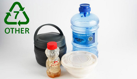 Số 7: Là hổn hợp từ các lọai nhựa trên. Sản phẩm là vỏ máy tính, máy đt ... Rất đáng sợ vì chứa nhiều hợp chất BPA gây ung thư, tiểu đường và rối loạn nội tiết tố. Rất khó để tái chế và tiêu hủy. Lưu ý: Đây là loại nhựa cực kỳ nguy hiểm. Không nên tái sử dụng. Vì nếu sử dụng có thể thôi nhiễm hóa chất gây ung thư và nhiều bệnh khiến trẻ dậy thì sớm.