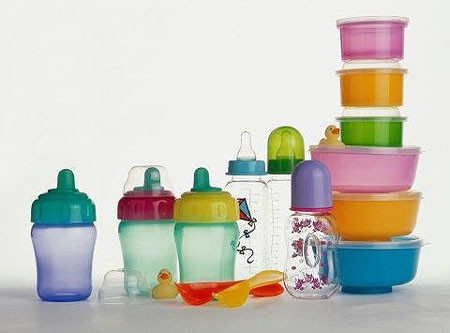 Chỉ nên sử dụng các sản phẩm nhựa được đánh số 2, 4, 5. Và chỉ nên sử dụng 1 lần các sản phẩm nhựa được đánh số 1.