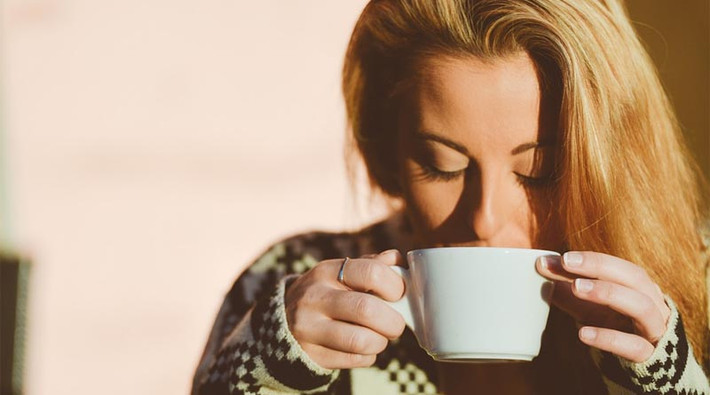 Dùng nhiều caffeine: Một nghiên cứu của Viện Y học Nevada đã phát hiện ra rằng, uống quá nhiều cà phê sẽ gây ra nhiều khó khăn trong thai kỳ. Lý do là caffein can thiệp vào co cơ, ảnh hưởng đến chuyển động bình thường của trứng từ ống dẫn trứng đến tử cung. Theo khuyến cáo của chuyên gia, để không ảnh hưởng xấu đến khả năng sinh sản, phụ nữ không nên uống nhiều hơn 200 miligam cà phê mỗi ngày. Ảnh: Viplocal.