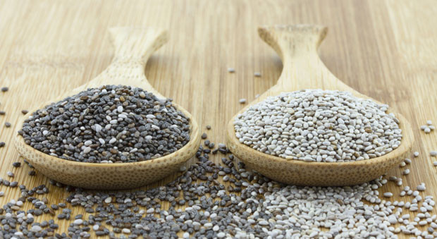 Tốt cho tim mạch: Hạt chia có 20% là Omega 3 ALA, một loại a-xít béo thiết yếu (essential fatty acid: EFA) rất cần thiết cho việc duy trì chức năng của cơ thể khỏe mạnh. Omega 3 được xem là một loại a-xít thiết yếu vì cơ thể không thể tự tổng hợp được loại a-xít này, vì vậy, chúng ta cần bổ sung nó trong khẩu phần ăn hàng ngày. Omega 3 ALA trong hạt chia là một hợp chất vô cùng quan trọng cho sức khỏe tim mạch. Ảnh: Getty.