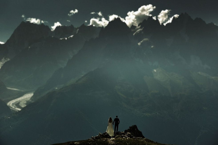 Có rất nhiều cặp đôi yêu cầu chụp ảnh cưới ở Chamonix, Pháp. Ảnh: Cosmopolitan.