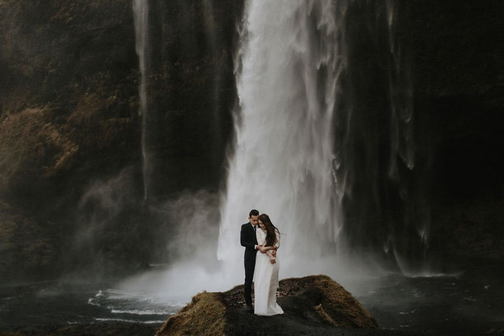Bức ảnh cưới ngoạn mục tại thác nước Seljalandfoss ở Iceland. Ảnh: Cosmopolitan.