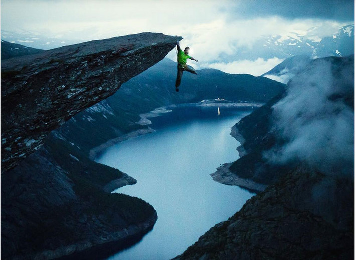 Nhô ra khoảng 900m trên không, vách đá Trolltunga ở Na Uy là một điểm đến chụp ảnh mạo hiểm nổi tiếng khác. Ảnh: Instagram.