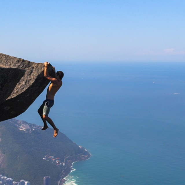 Cao hơn mực nước biển cao 840m, Pedra de Gavea ở Rio de Janeiro là một trong những vách đá cao nhất thế giới vươn ra đại dương... Ảnh: Instagram.