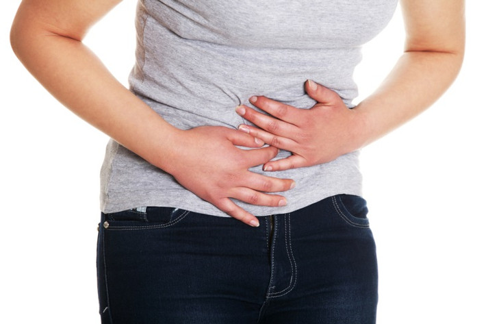 Đau khi quan hệ: Âm đạo của bạn trở nên khô, mỏng và bị viêm khi cơ thể sản xuất ít estrogen hơn nhu cầu. Đây được gọi là tình trạng teo âm đạo. Triệu chứng phổ biến nhất của nó cảm giác đau khi giao hợp. Nó rất có thể xảy ra sau khi phụ nữ bước vào thời kỳ mãn kinh bởi khi đó cơ thể giảm sản xuất estrogen. Nó cũng có thể xảy ra trong thời gian bà mẹ cho con bú. Ảnh: Internet.