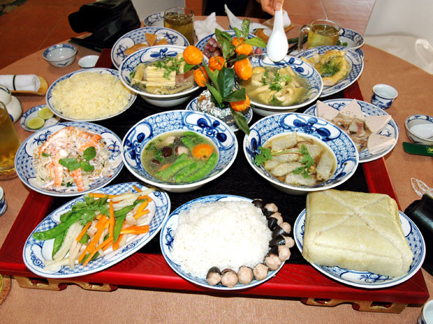 Cỗ chay Đào Xá: Không những được biết đến là một làng quan họ gốc, một trong những tài của người Đào Xá xưa kia là làm cỗ chay đãi khách vừa ngon vừa khéo. Hàng năm, cứ vào ngày hội chùa (mồng 7 tháng Giêng) dân làng Đào Xá lại làm cỗ chay đãi khách. Cỗ chay Đào Xá gồm bánh chưng, bánh rợm, bánh rán, bánh cắp, một đĩa giò, 4 bát nấu, 5 bát cháo cái... Trong những món ăn chay nói trên, bánh cắp và cháo cái là hai món đặc trưng, không thể thiếu trên mâm cỗ chay Đào Xá. Ảnh: TL.
