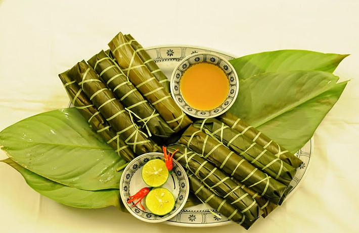 Bánh tẻ làng Chờ: Ai từng ăn bánh răng bừa (hay còn gọi là bánh tẻ), một thứ quà quê nổi tiếng của thị trấn Chờ, huyện Yên Phong, tỉnh Bắc Ninh, sẽ không thể nào quên được vị ngọt từ thịt, mùi thơm của hành, cái giòn của mộc nhĩ và sự dẻo thơm của bột bánh. Bánh tẻ ăn lúc còn nóng vừa có độ giòn lại vừa có vị đậm, vị béo của nhân, nồng nàn của mùi lá, không thể lẫn vào thứ bánh tẻ nào khác được. Ảnh: Dacsanthonque.