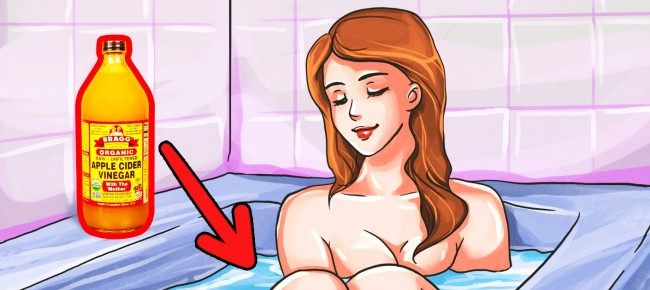 5. Làm sạch bồn tắm: Trong giấm trắng có chứa đặc tính làm trắng và kháng khuẩn. Pha loãng 1 phần giấm với 2 phần nước, rồi đổ vào bình xịt nơi bạn muốn làm sạch. Nó sẽ sáng bóng như mới.