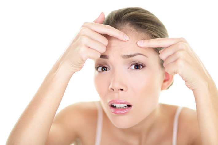 Trị mụn trứng cá và mụn nhọt: Giấm táo có tác dụng loại bỏ chất béo dư thừa trên da, ngăn ngừa nhiễm trùng, điều trị vết thâm và làm thông lỗ chân lông giúp da trở nên thoáng hơn.