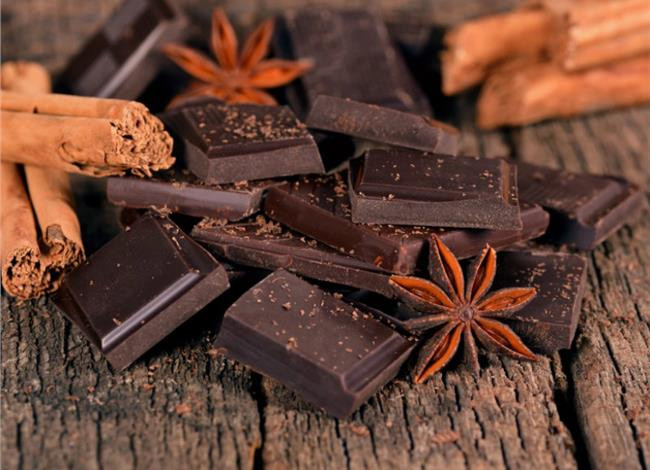 Socola: Trước tiên, hãy chú ý đến thành phần của hộp socola. Danh sách các thành phần càng ngắn thì thanh chocolate càng tươi ngon. Socola chất lượng phải chứa cacao và dầu cacao chứ không phải dầu thực vật. Ảnh: Deposit.