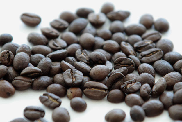 Cà phê xay: Cà phê xay loại tốt không bao giờ được cất trong bình hay chai nhựa, nên được chứa trong chai thủy tinh hoặc kim loại. Chọn cà phê có mức giá trung bình, loại giá rẻ sẽ không được tốt. Hãy nhìn vào “hạn sử dụng trước” – không nên mua loại cà phê xay đã để quá 18 tháng. Ảnh: Deposit.