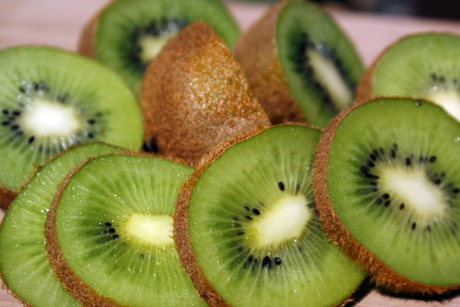 Quả kiwi: Không chỉ có hương vị thơm ngon, trái kiwi còn chứa nhiều vitamin C, thành phần chủ yếu giúp làn da sáng mịn và rạng rỡ.