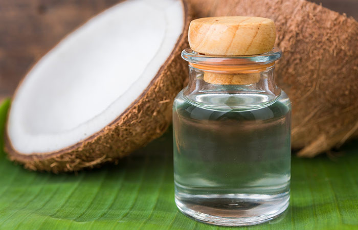1. Làm mờ nếp nhăn với dầu dừa nguyên chất: Đầu tiên, bạn hãy rửa mặt sạch bằng nước lạnh, lau khô. Lấy đầu ngón tay chấm một ít dầu dừa nguyên chất và thoa đều lên mặt và cổ. Massage trong vòng vài phút. Để như vậy qua đêm để có hiệu quả tốt nhất. Hãy lặp lại việc này mỗi tối trước khi bạn đi ngủ. Ảnh: Shutterstock.