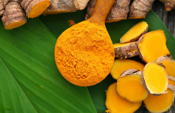 7. Kết hợp dầu dừa và tinh bột nghệ: Cho 1 muỗng canh dầu dừa nguyên chất và 1/2 thìa tinh bột nghệ trộn đều. Thoa lên các nếp nhăn và để yên 15-20 phút. Rửa sạch mặt lại bằng nước. Thực hiện công thức này mỗi ngày. Nghệ có chứa chất chống oxy hoá bảo vệ da khỏi bị hư tổn do các gốc tự do, đồng thời cải thiện tính đàn hồi của da. Ảnh: Shutterstock.