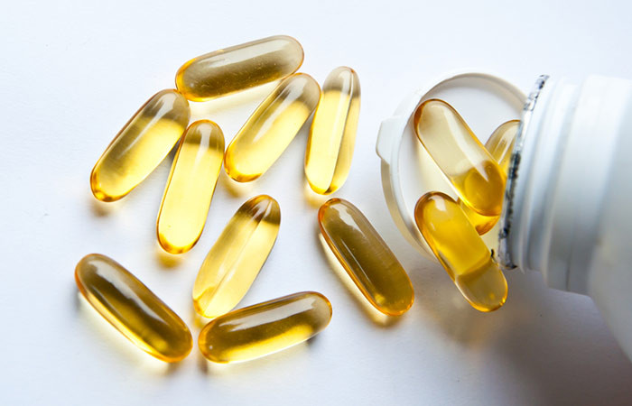 4. Kết hợp dầu dừa với vitamin E: Trộn 1 viên vitamin E với vài giọt dầu dừa. Thoa hỗn hợp dầu này khi mặt đã được rửa sạch và lau khô. Thư giãn trong một vài phút sau đó rửa sạch bằng nước. Bạn cũng duy trì việc này mỗi tối để đạt hiệu quả. Vitamin E giúp làm sáng và giữ ẩm cho da, ngăn ngừa các nếp nhăn, chất tocopherol, chất chống oxy hóa trong vitamin E giúp trẻ hoá làn da. Ảnh: Shutterstock.