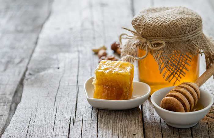 5. Dầu dừa và mật ong: Trộn 1 muỗng canh dầu dừa và 1/2 muỗng cà phê mật ong nguyên chất. Thoa hỗn hợp này vào vùng da bị nhăn và thư giãn trong khoảng một giờ. Rửa sạch bằng nước. Lặp lại công thức này một lần mỗi ngày. Mật ong giàu chất chống oxy hoá làm lành vết thương da, giúp loại bỏ các nếp nhăn và sáng da. Ảnh: Shutterstock.