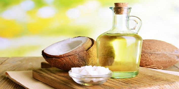 Nếp nhăn có thể xuất hiện bất cứ nơi nào trên khuôn mặt của bạn - xung quanh miệng, trán và quanh mắt. Bên cạnh các phương pháp điều trị thẩm mỹ đắt tiền, có một cách làm mờ nếp nhăn hiệu quả mà lại tiết kiệm là sử dụng dầu dừa. Dưới đây là một số công thức xóa bay nếp nhăn với dầu dừa.