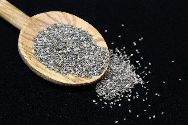 10. Hạt chia: Hạt chia xuất hiện trong khoảng 50% các cửa hàng y tế với lý do chính đáng. Loại hạt này chứa nhiều axit béo thiết yếu như magiê, sắt, kali và canxi.