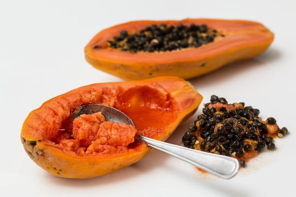 15. Đu đủ: Trái cây này chứa nhiều flavaonoid, chất không chỉ giúp cơ thể bạn chống lại ung thư mà còn giúp giảm các tác dụng phụ của hóa trị. Ngoài ra, đu đủ còn chứa carotenes giúp ngăn ngừa ung thư miệng và ung thư phổi và các enzyme có thể giúp ngăn ngừa huyết khối và giúp kiểm soát huyết áp. Đu đủ cũng khá tốt cho tiêu hóa.