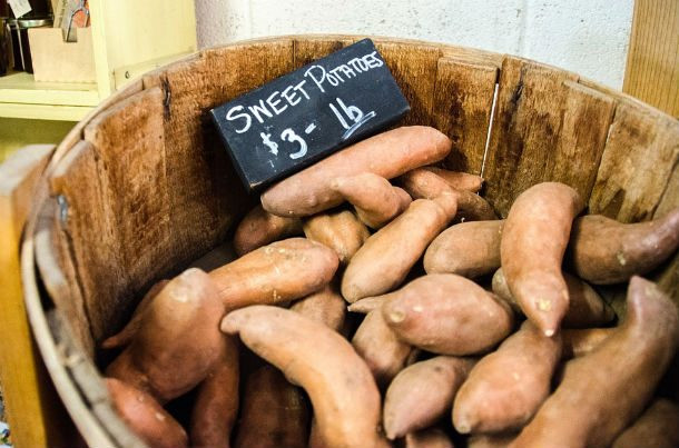 4. Khoai lang: Bất cứ ai từng ăn kiêng đều không thể bỏ qua món khoai lang. Thực phẩm này cung cấp beta carotene, sắt và rất nhiều vitamin C & E. Kết hợp các chất dinh dưỡng trong khoai lang giúp bảo vệ bạn khỏi tổn thương tế bào.