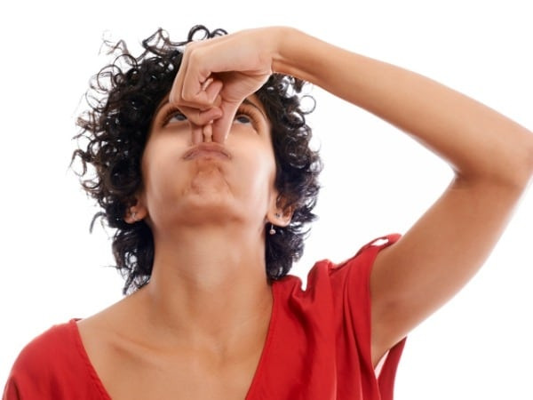 Mùi như hôi nách: Nếu bạn vận động hoặc luyện tập quá nhiều thì vùng kín và cơ thể thường sinh ra mùi hôi khó chịu như hôi nách. Cách để giảm mùi hôi bất thường này là vệ sinh vùng kín sạch sẽ, luôn mặc đồ lót thấm hút mồ hôi tốt. Cạo và làm sạch lông vùng kín cũng giúp giảm mùi hôi hiệu quả. Ảnh: Indiatimes.