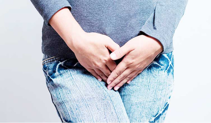 Để làm giảm mùi hôi thế này bạn nên uống thật nhiều nước kết hợp với vệ sinh vùng kín sạch sẽ. Nếu tình trạng không thuyên giảm thì nên sớm tới bệnh viện khám và chữa trị kịp thời. Ảnh: Indiatimes.